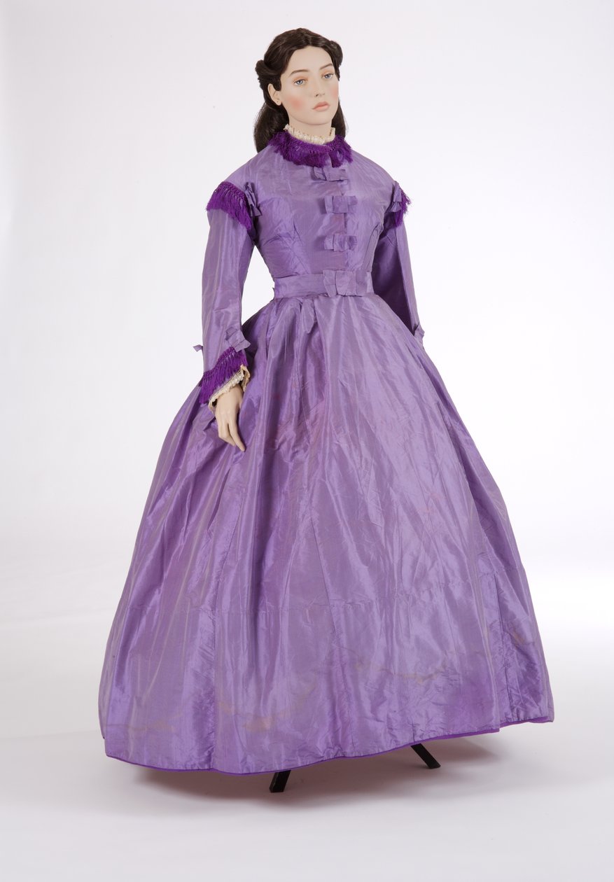 Vestido dia roxo, 1860 (tafetá de seda listrado) de English School