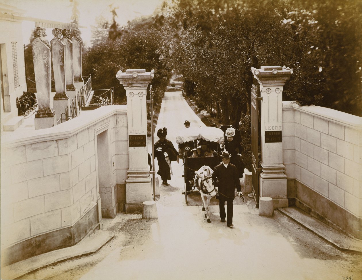 Rainha Vitória (1819-1901) às portas da Villa Liserb, sul da França de English School
