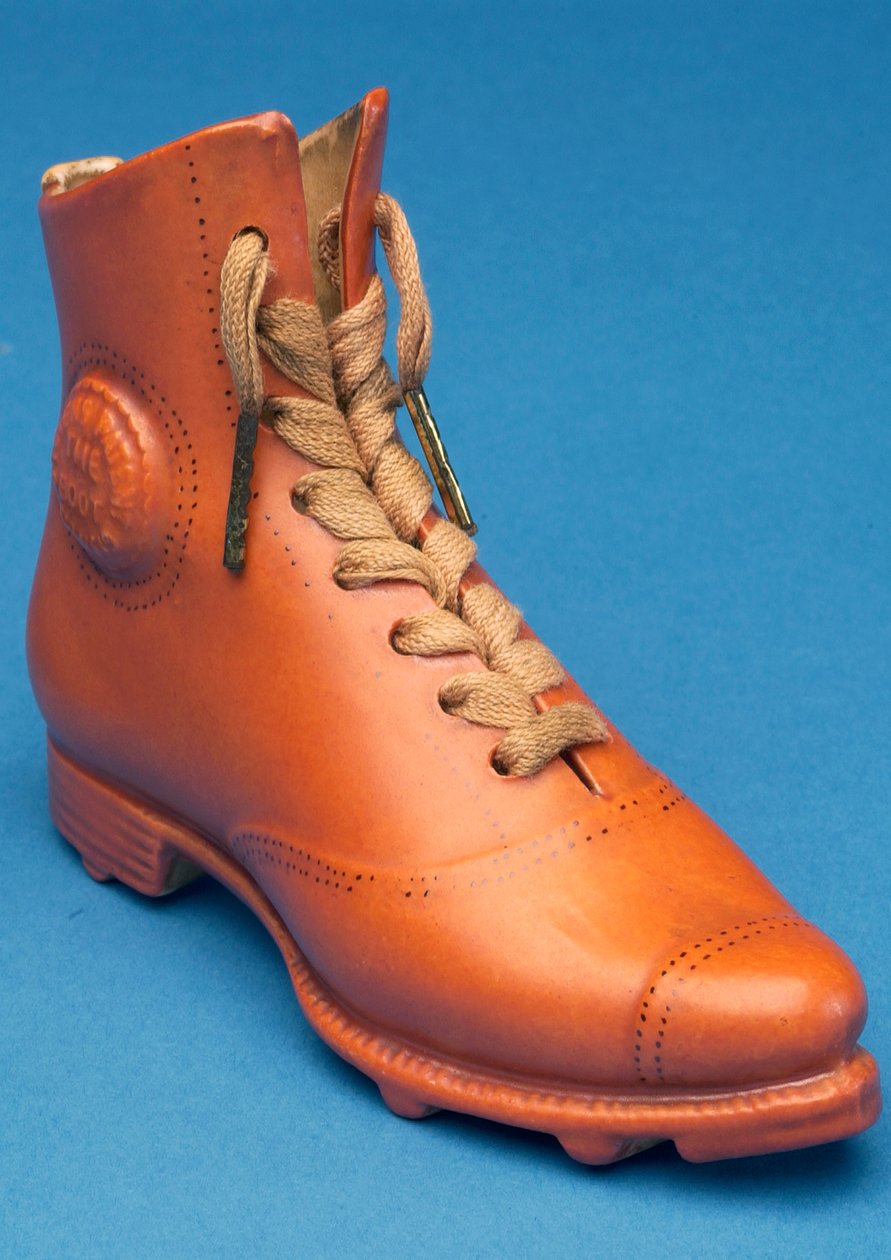Bota de futebol réplica com laços marcados com a patente de Stevens (cerâmica) de English School