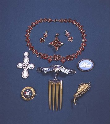Colar de rubi e brinco; broche de opala e diamante; Pietra Dura Brooch; pente de cabelo com esmalte Plique-a-jour de English School