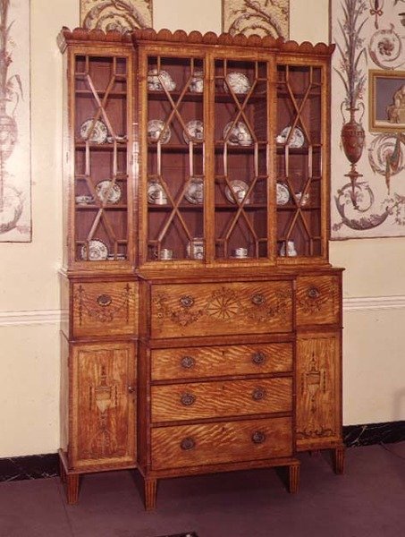Estante Secretaire com decoração embutida e pintada, 1790 (satinwood) de English School
