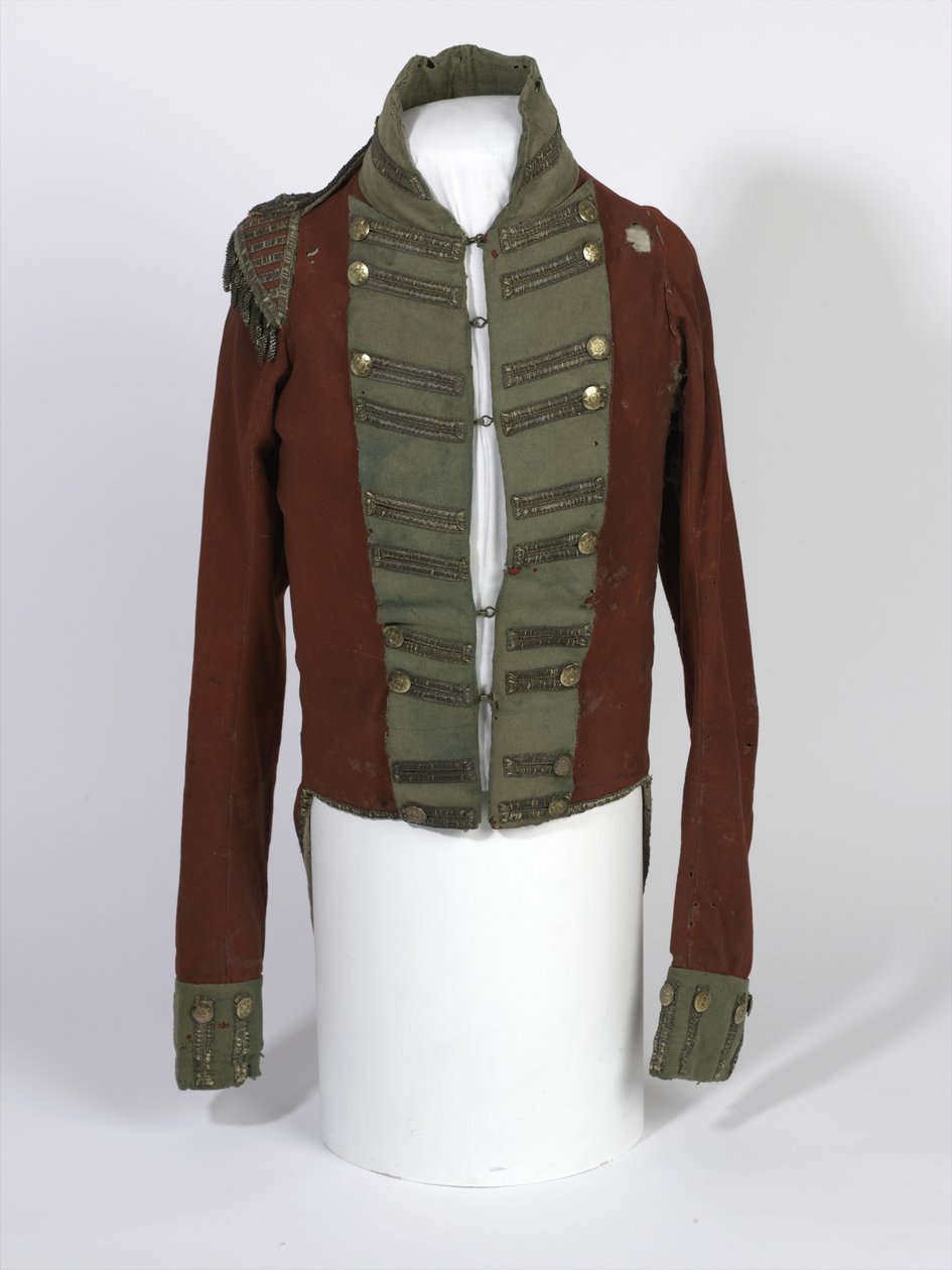 Capa de cauda curta, Oficial de Companhia Ligeira, 2º Regimento Bn 69th (South Lincolnshire), usado durante a Campanha Waterloo pelo Tenente Henry Anderson, c.1815 (tecido escarlate e verde com botões dourados) de English School