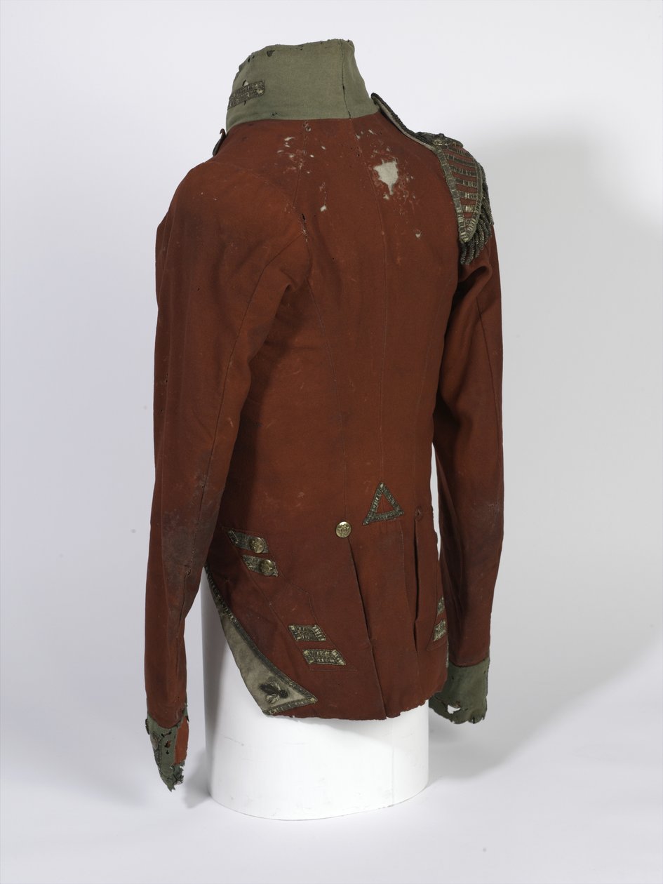 Capa de cauda curta, Oficial de Companhia Ligeira, 2º Regimento Bn 69th (South Lincolnshire), usado durante a Campanha Waterloo pelo Tenente Henry Anderson, c.1815 (tecido escarlate e verde com botões dourados) de English School