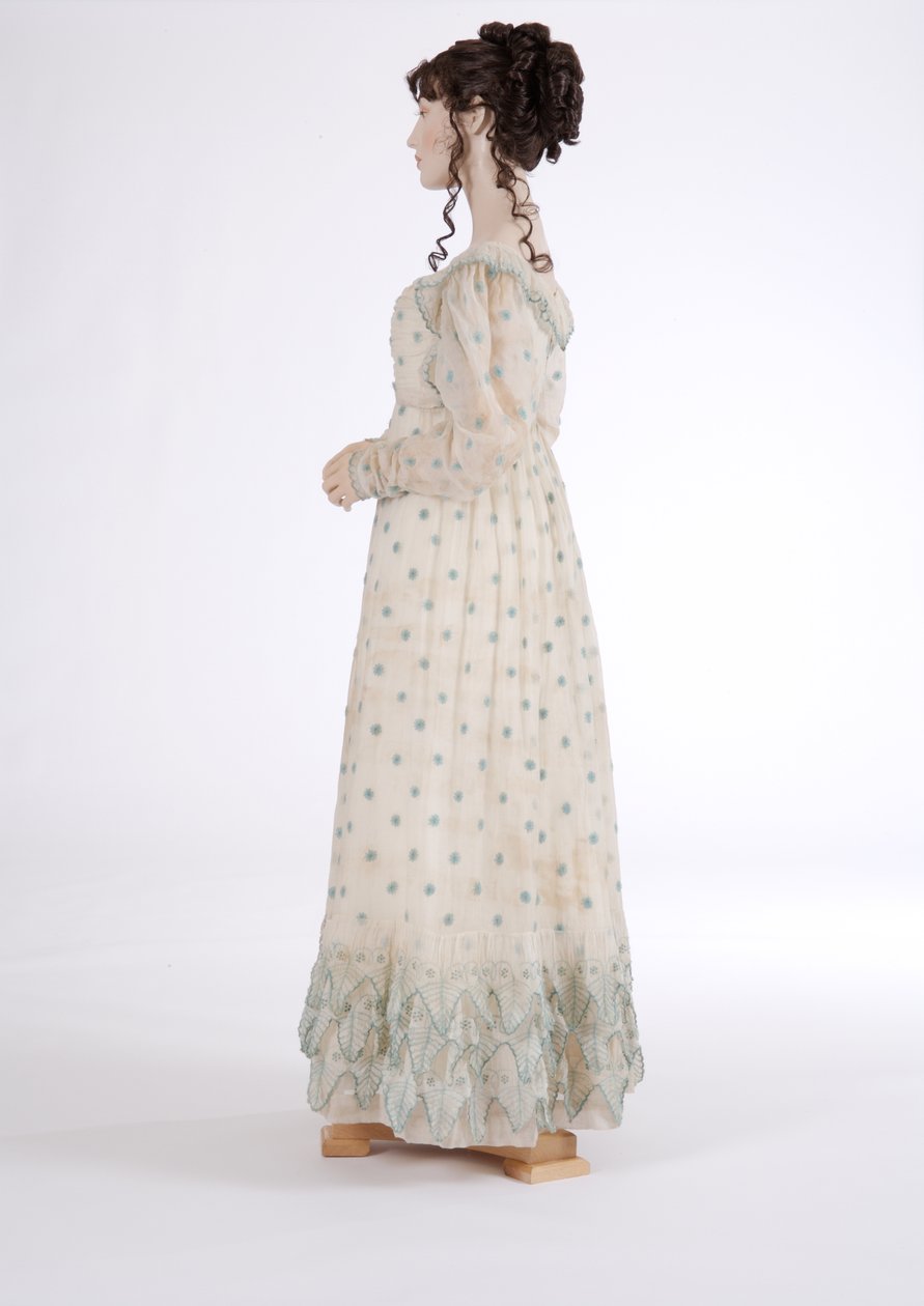 Vista lateral de um vestido de dia, c.1815 (musselina de algodão bordada com lã azul) de English School