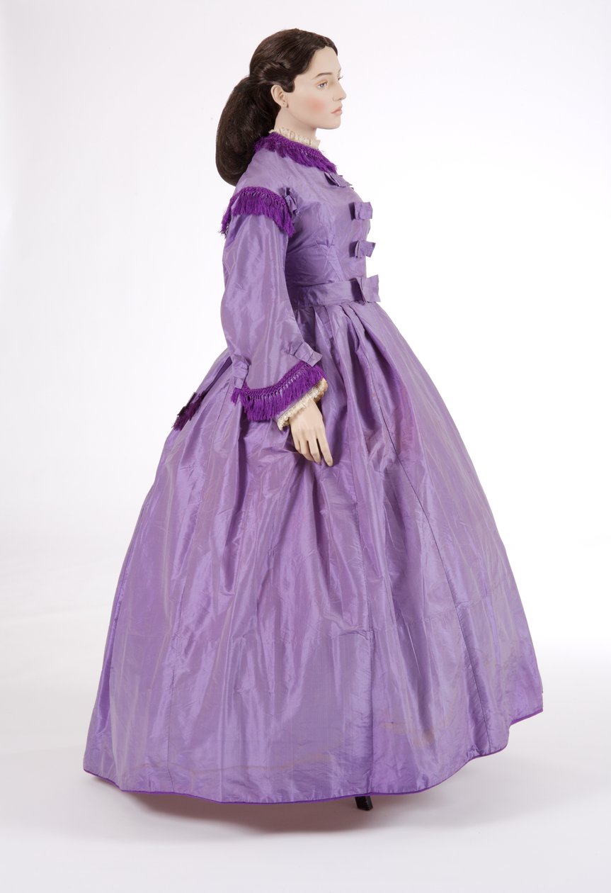 Vista lateral de um vestido de dia roxo, de 1860 (tafetá de seda listrado) de English School