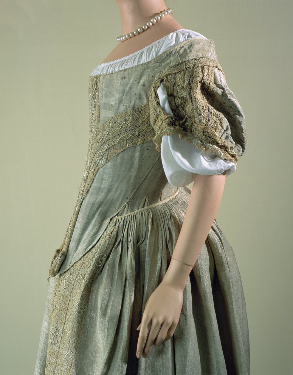 Vestido de tecido prateado, 1660 (seda, rendas e fios de metal prateado) de English School