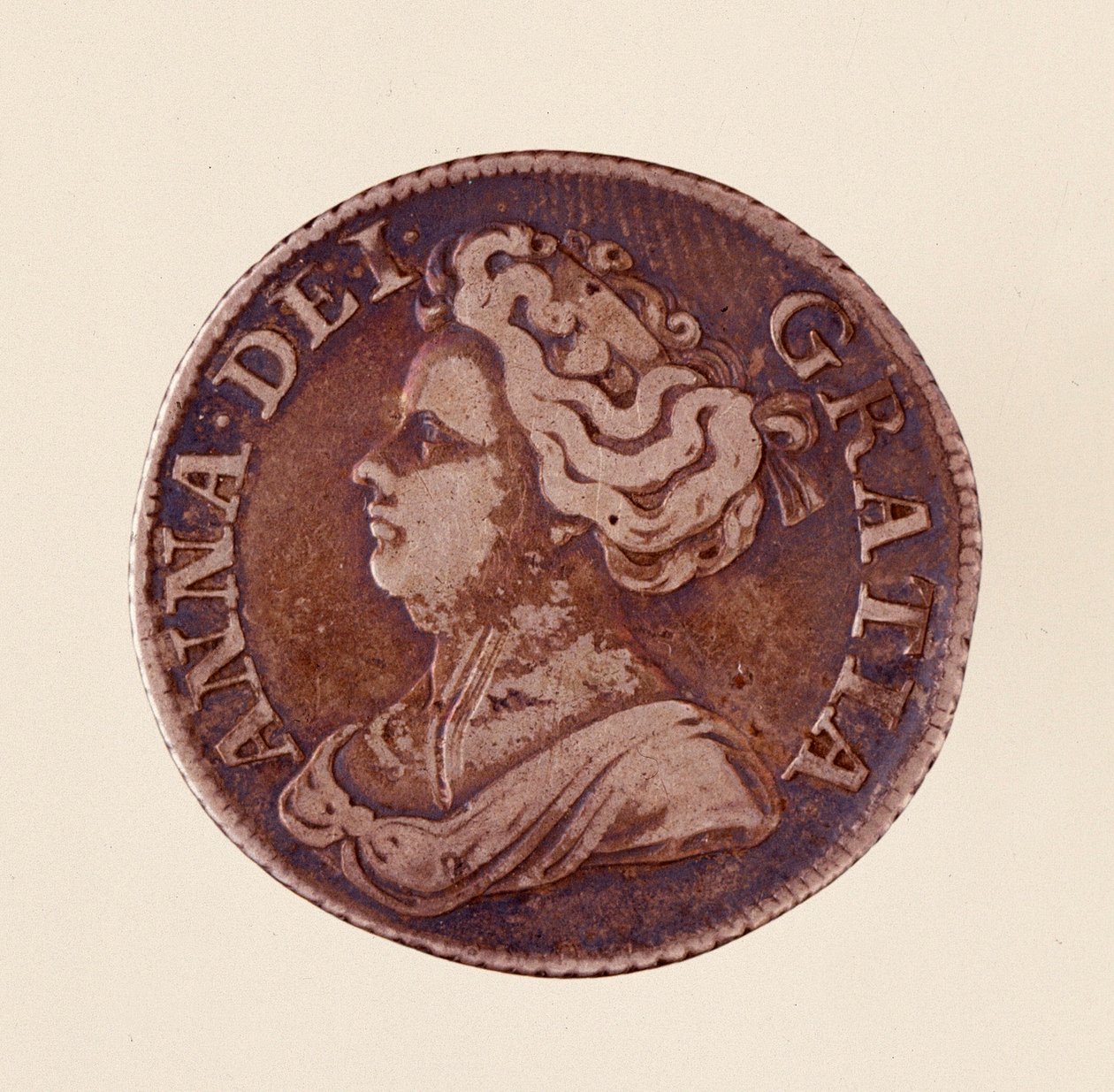 Silver english Groschen, reinado da rainha Anne Stuart (Anne of Great Britain) (1665-1714) 1712. Diam. 2,5 cm Nápoles, museo archeologico de English School