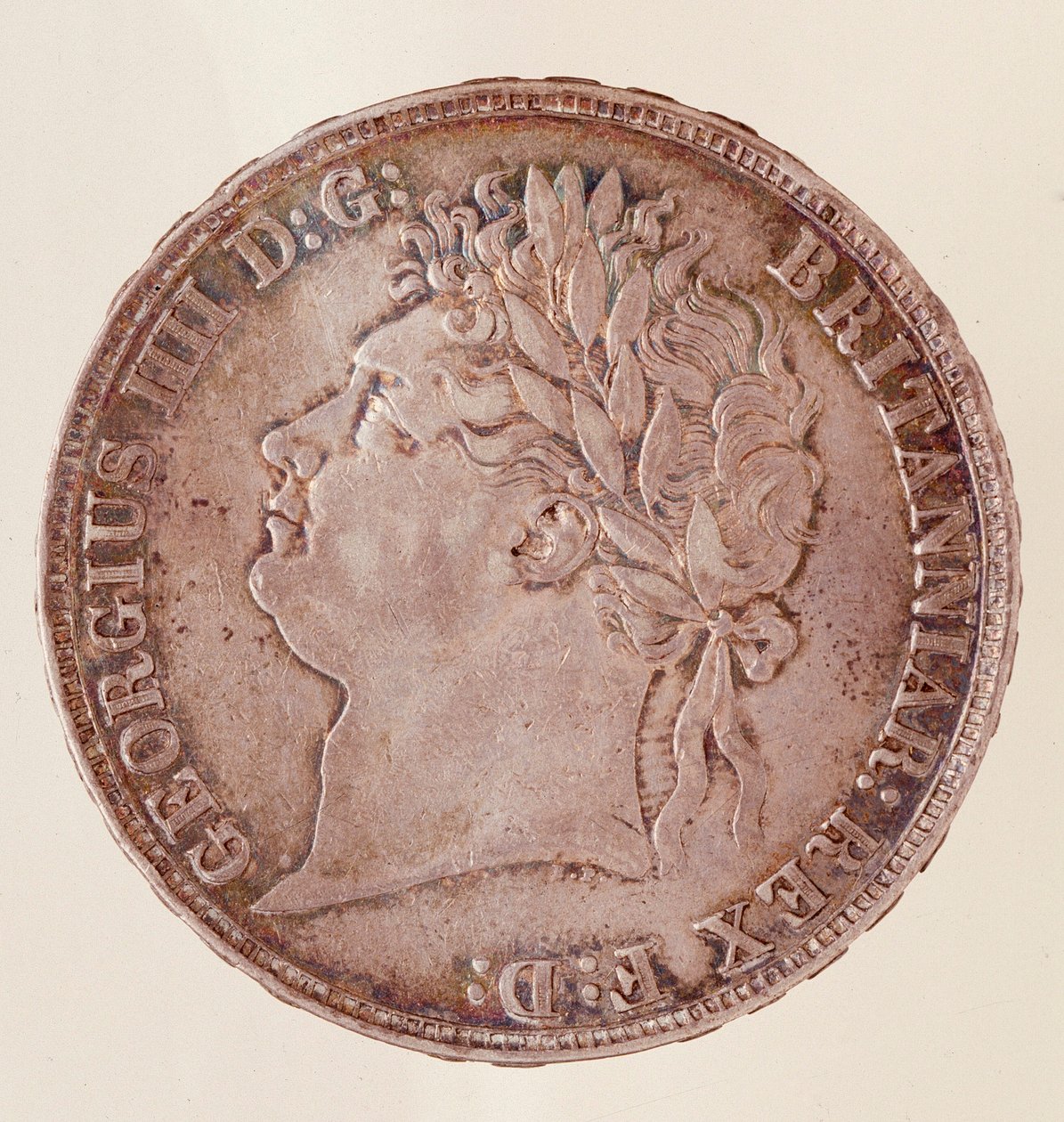Coroa de prata inglesa, reinado do rei Jorge IV (1820-1830). Diam. 3,7 cm Nápoles, museo archeologico de English School