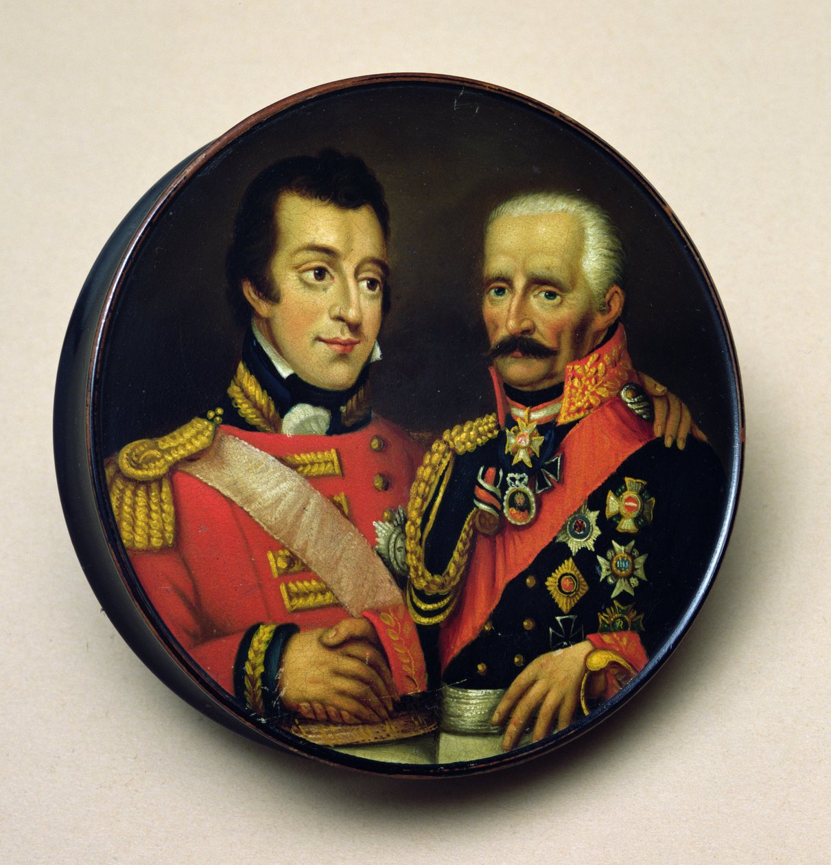 Caixa de rapé com retratos de Arthur Wellesley (1769-1852) Duque de Wellington e Gebbard Leberecht (1742-1819) Marechal-de-campo, Prince von Blucher (madeira pintada) de English School