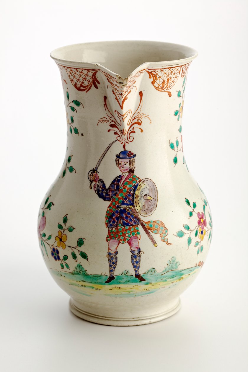 Jarro de Staffordshire decorado com figura em traje de Highland, 1755 (louça de barro salgada) de English School