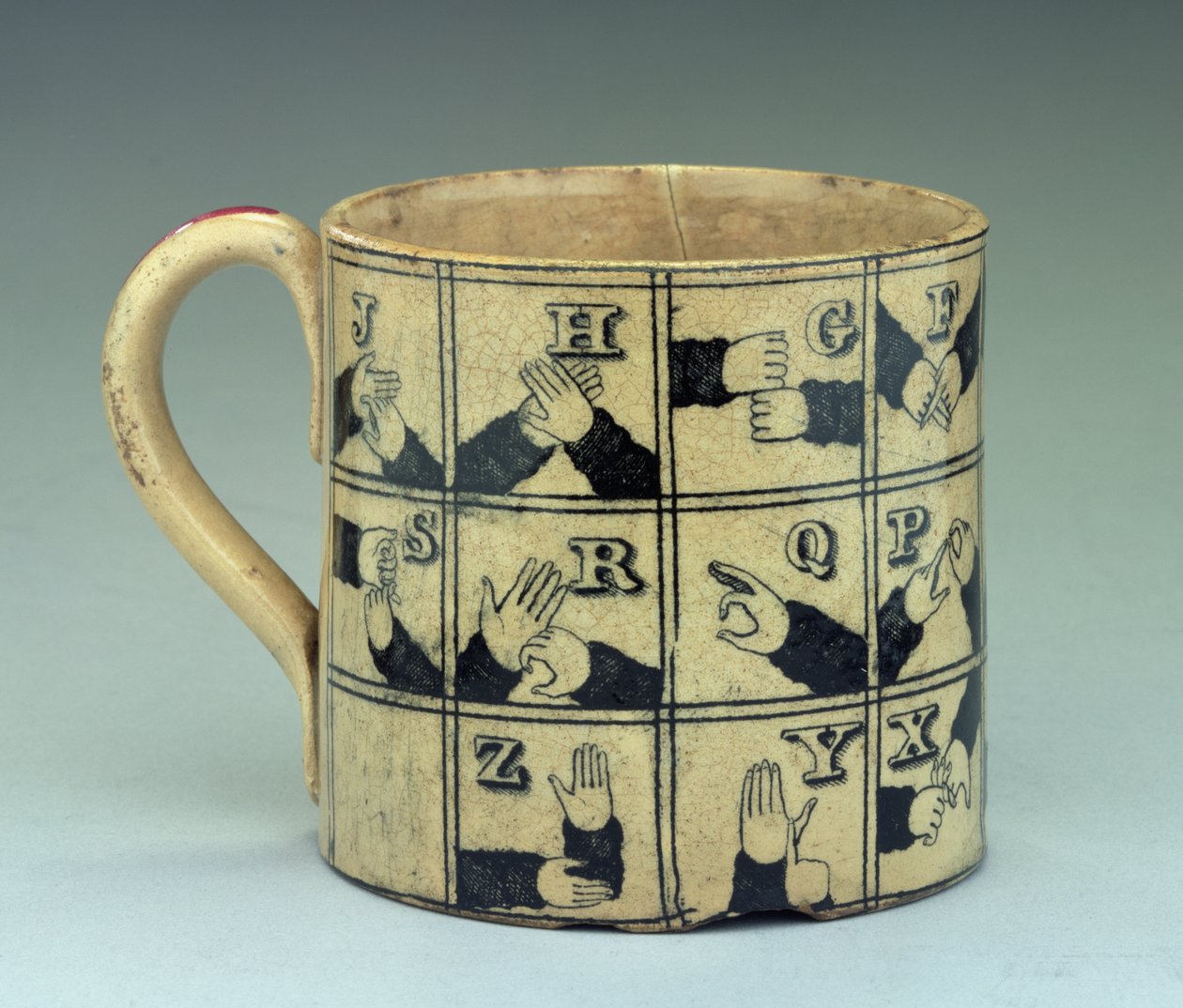 Caneca de Staffordshire que descreve o alfabeto na língua de sinais, c.1820 (earthenware) de English School