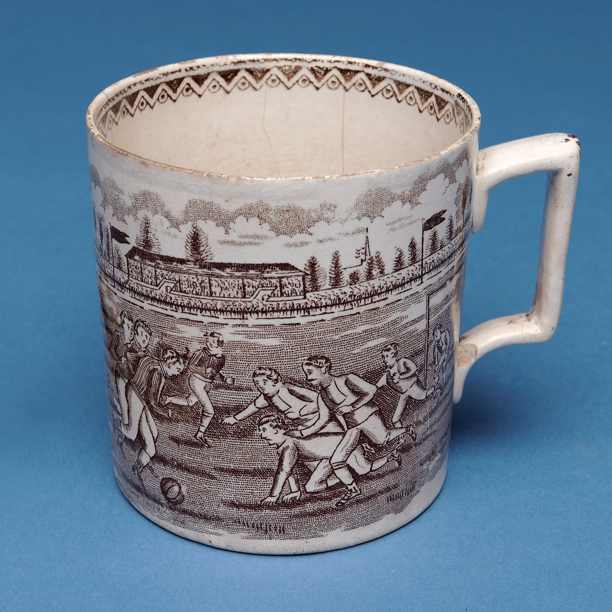 Caneca de cerveja Staffordshire com transferência de sépia de um jogo de futebol (cerâmica) de English School