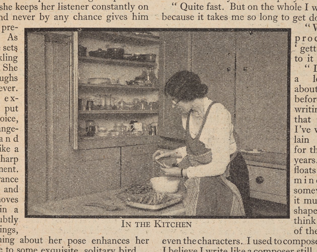 Sylvia na cozinha do 113 Inverness Terrace, em "Sylvia Townsend Warner: A Writer Who Follows None of the Rules", Everyman New Series 4 de English School
