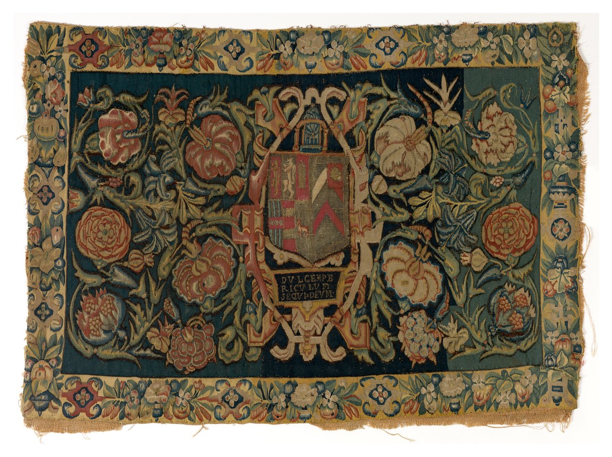 Almofada comprida de tapeçaria com as armas de Walter Jones e da sua mulher Eleanor Pope, feita possivelmente em Sheldon, Inglaterra, depois de 1600 (lã) de English School
