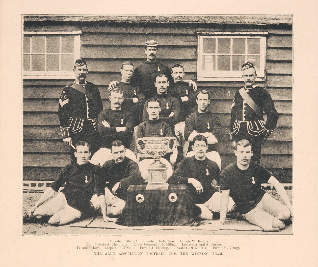 A Taça de Futebol da Associação do Exército - Equipe Vencedora, do The Illustrated Sporting e Dramatic News, 18 de maio de 1889 de English School