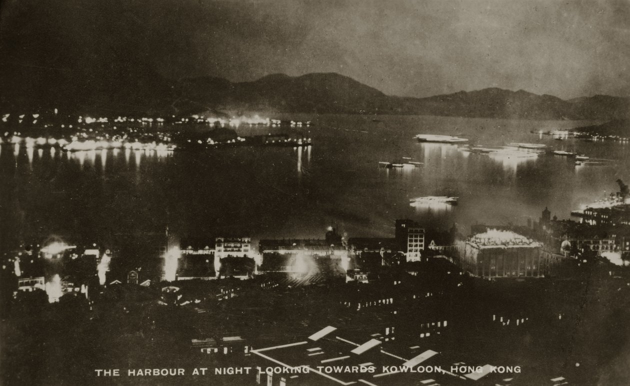 O porto à noite olhando para Kowloon, Hong Kong, a partir de um álbum de fotografias relacionadas com o serviço de Pte H. Chick, 1940 de English School