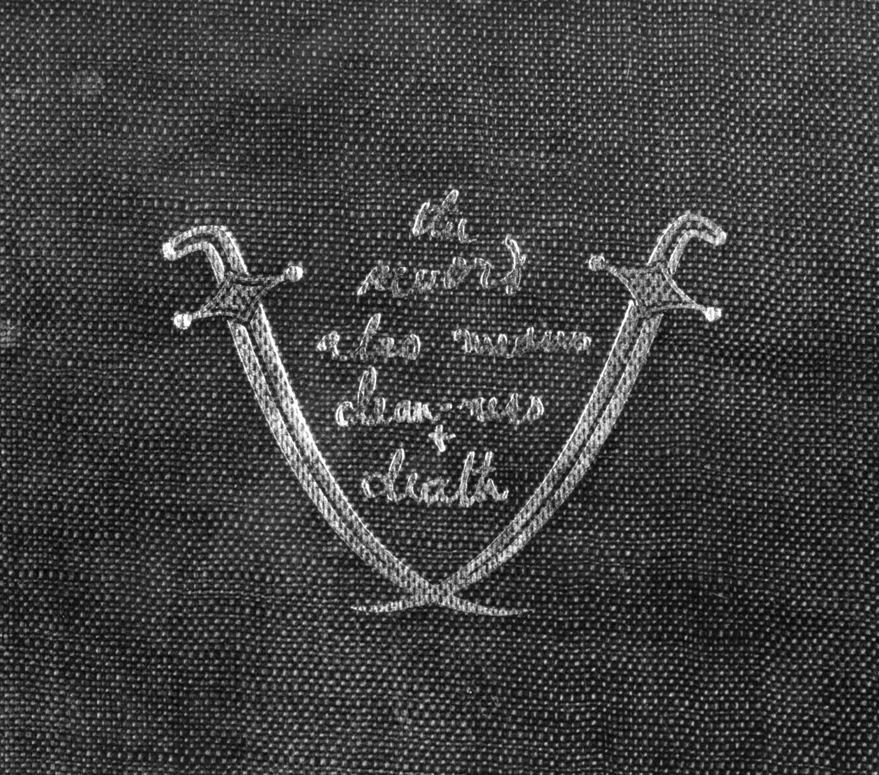 A Espada também significa Limpeza e Morte, capa dos Sete Pilares da Sabedoria por TE Lawrence, edição de Cape, publicada em 1935. de English School