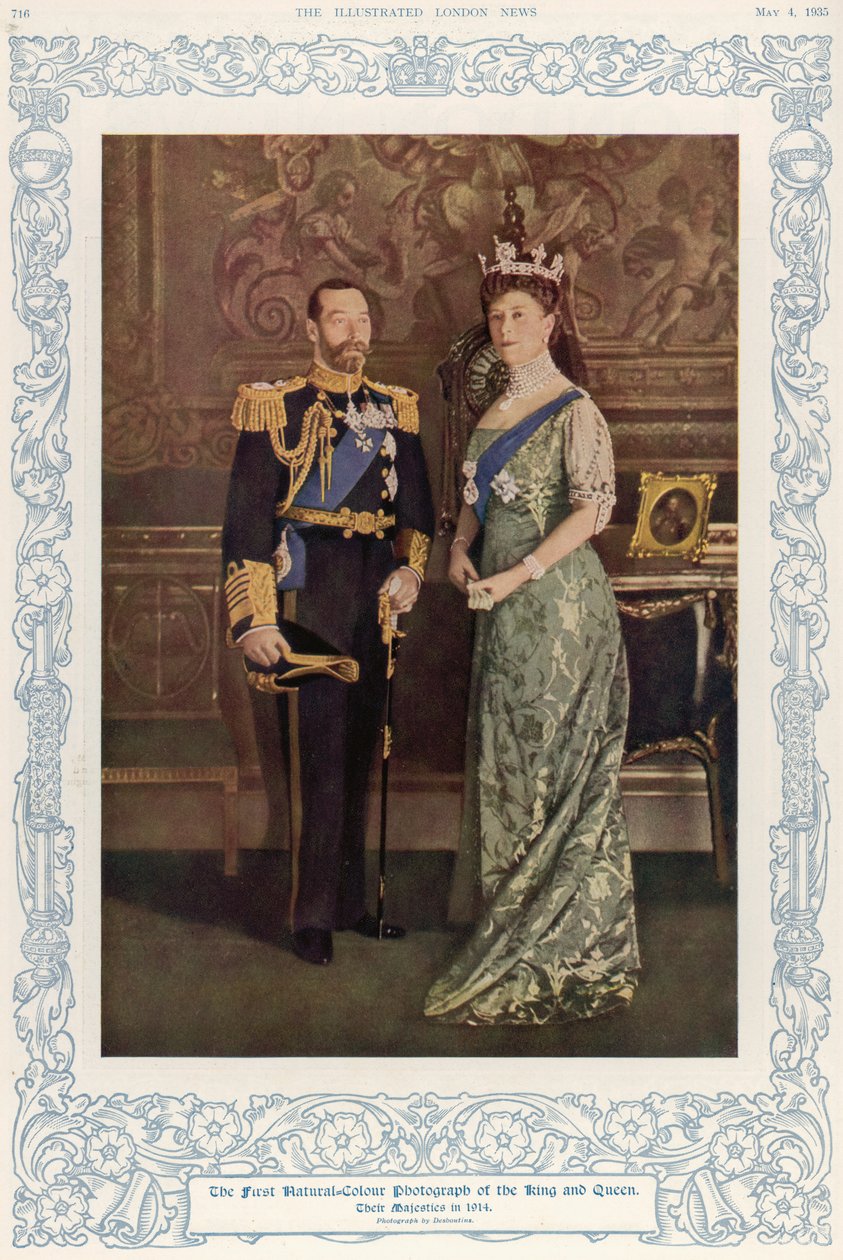 A primeira fotografia colorida natural do rei George V (1865-1936) e da rainha Mary (1867-1953) em 1914, reproduzida em The Illustrated London News, 4 de maio de 1935. de English School