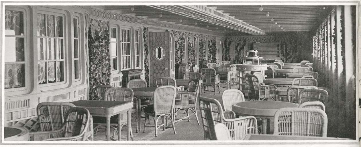 O sumptuoso café parisiense no Titanic, com suas plantas trepadeiras e trepadeiras, de "The Sphere", 20 de abril de 1912 (litho) (detalhe de 450874) de English School