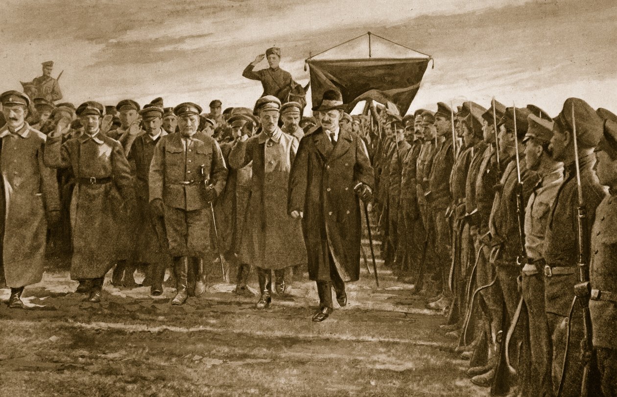 Trotsky, Russias Bolshevist Commisary for War, inspecionando um regimento dos Letts, que formaram a elite do Exército Vermelho, 1914-19 de English School