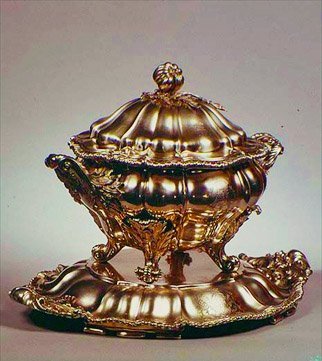 Terrina, em forma de melão, com remate de romã, borda de rebordo aplicada e alças foliáceos, por Garrards, Londres, 1847 (prata) de English School