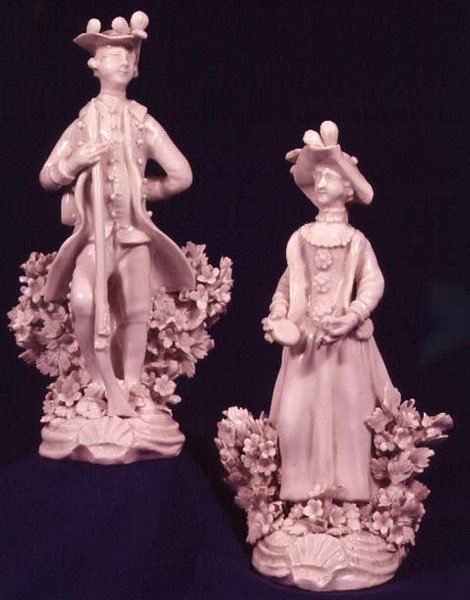 Duas figuras Worcester suportadas por um bocage, o período Dr. Wall de English School