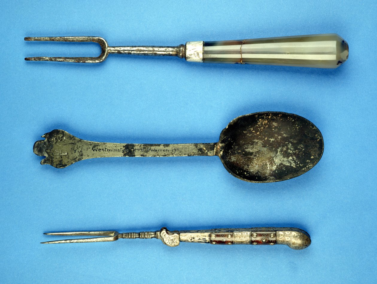 Dois garfos e uma colher, do século XVII (metal base e ágata) de English School