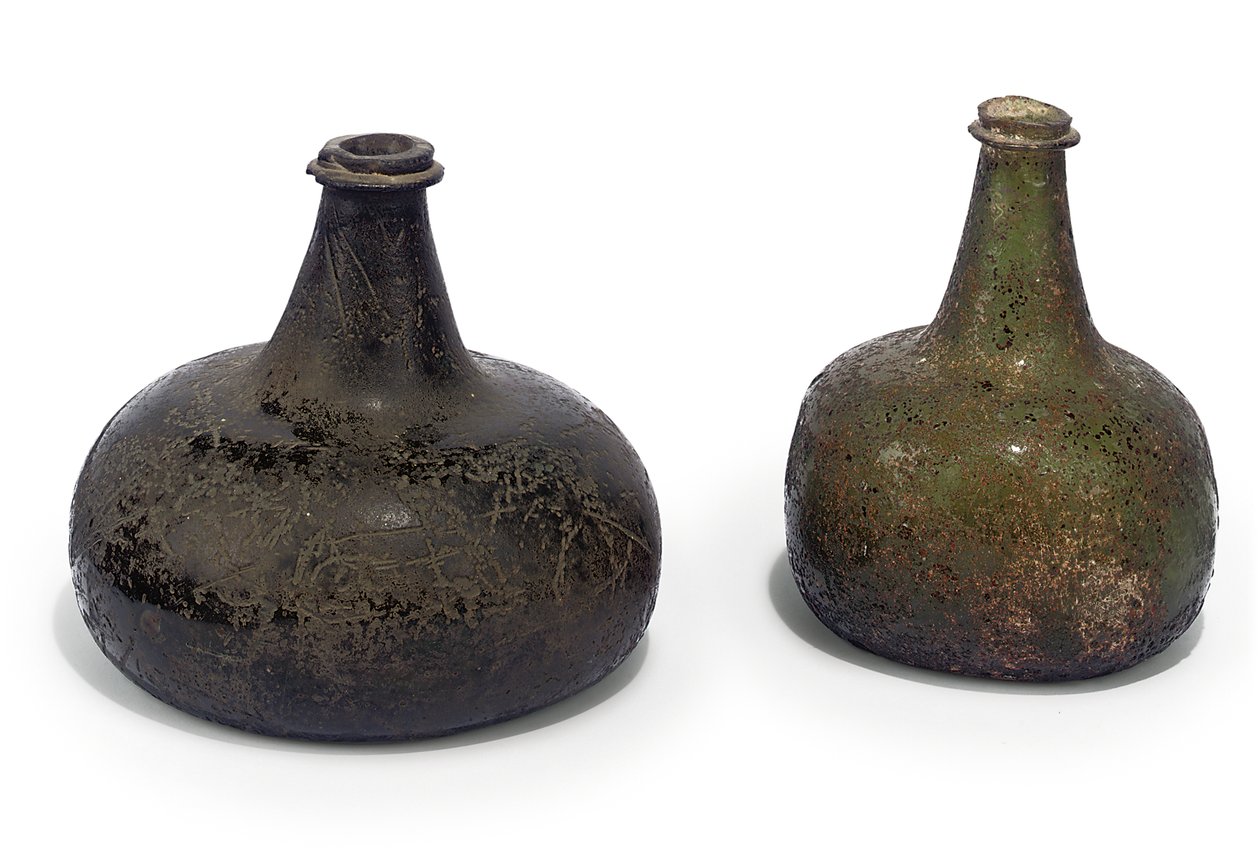 Duas garrafas de vinho verde "cebola", cerca de 1700 de English School
