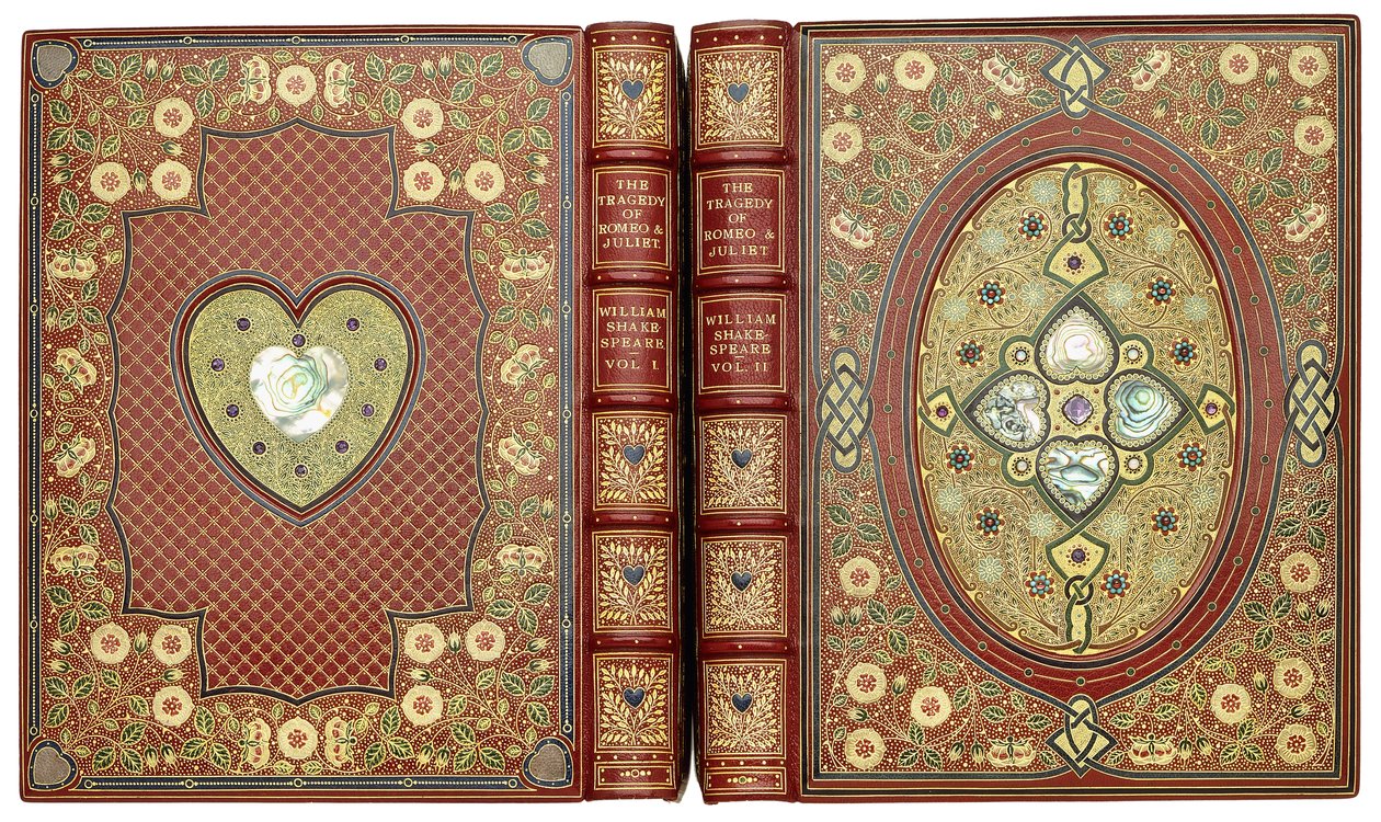 Conjuntos de capas superior e inferior, com desenhos de coração e florais, c.1920 de English School