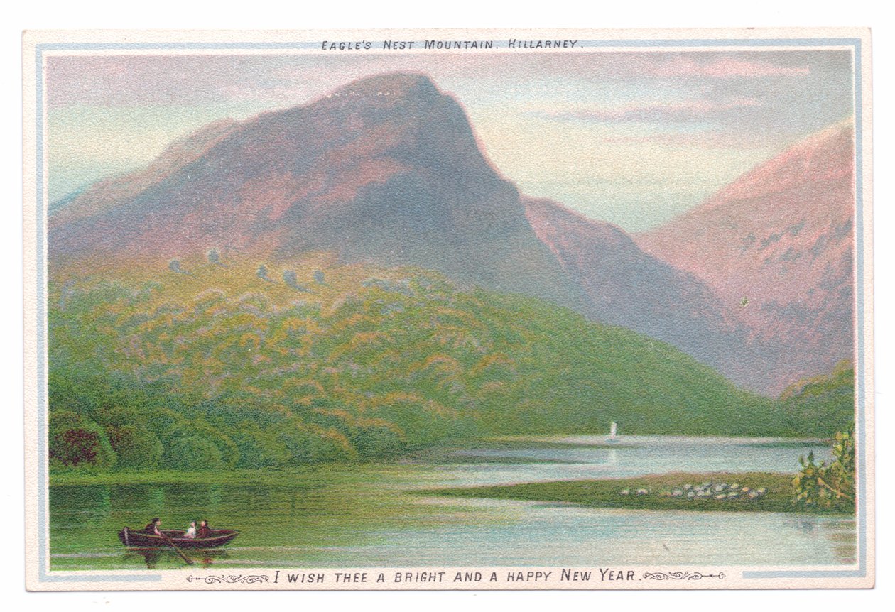 Cartão de Ano Novo vitoriano de três pessoas num barco a remos num lago perto de florestas e montanhas, c.1880 (litografia a cores) de English School