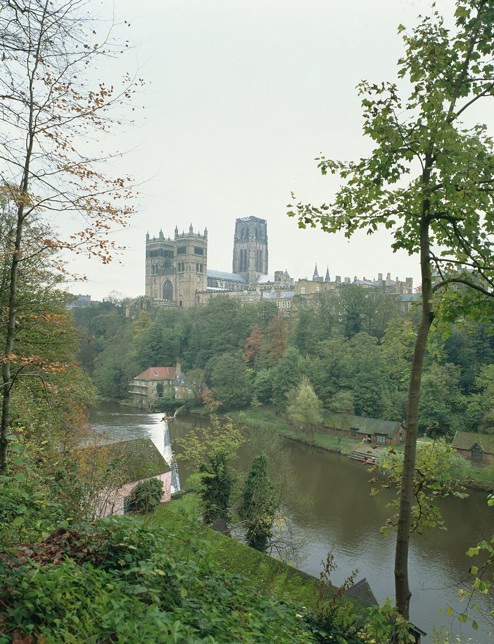 Vista da Catedral de Durham do outro lado do River Wear, iniciada em 1093 de English School