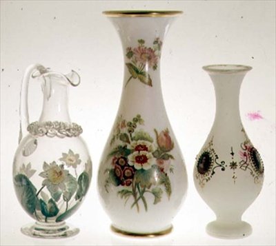 Jarro de água, decorado com lírios de água em tinta cerâmica, em caixa de cristal, de Henry G. Richardson, meados do século XIX; dois vasos de vidro opala de Henry G. Richardson, finais do século XIX; vaso de vidro opala com pintura de esmalte, finais do s de English School