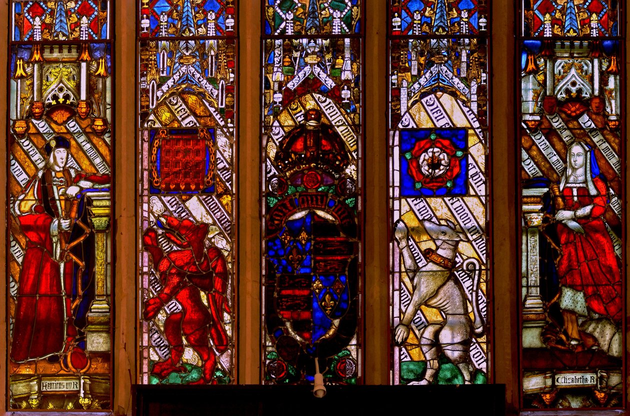 Janela Ew retratando os braços de Henry VII e Elizabeth de York com apoiantes de English School