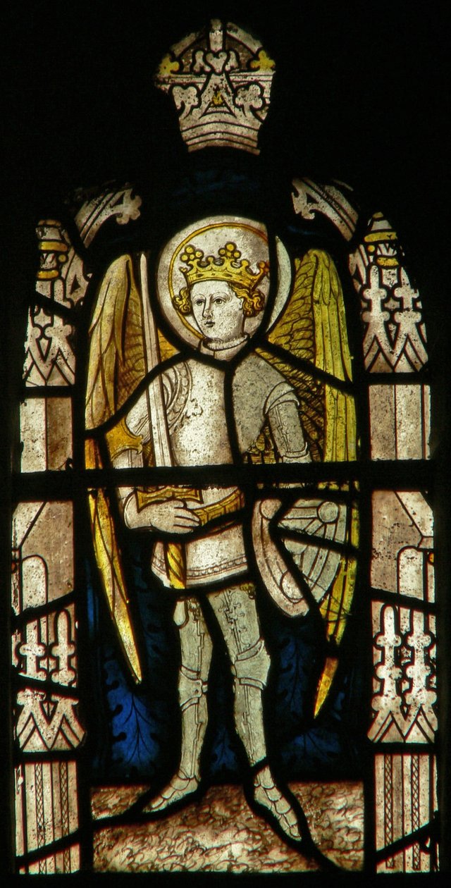 Window Ew tl retratando um anjo da hierarquia angelical com um escudo da Trindade de English School