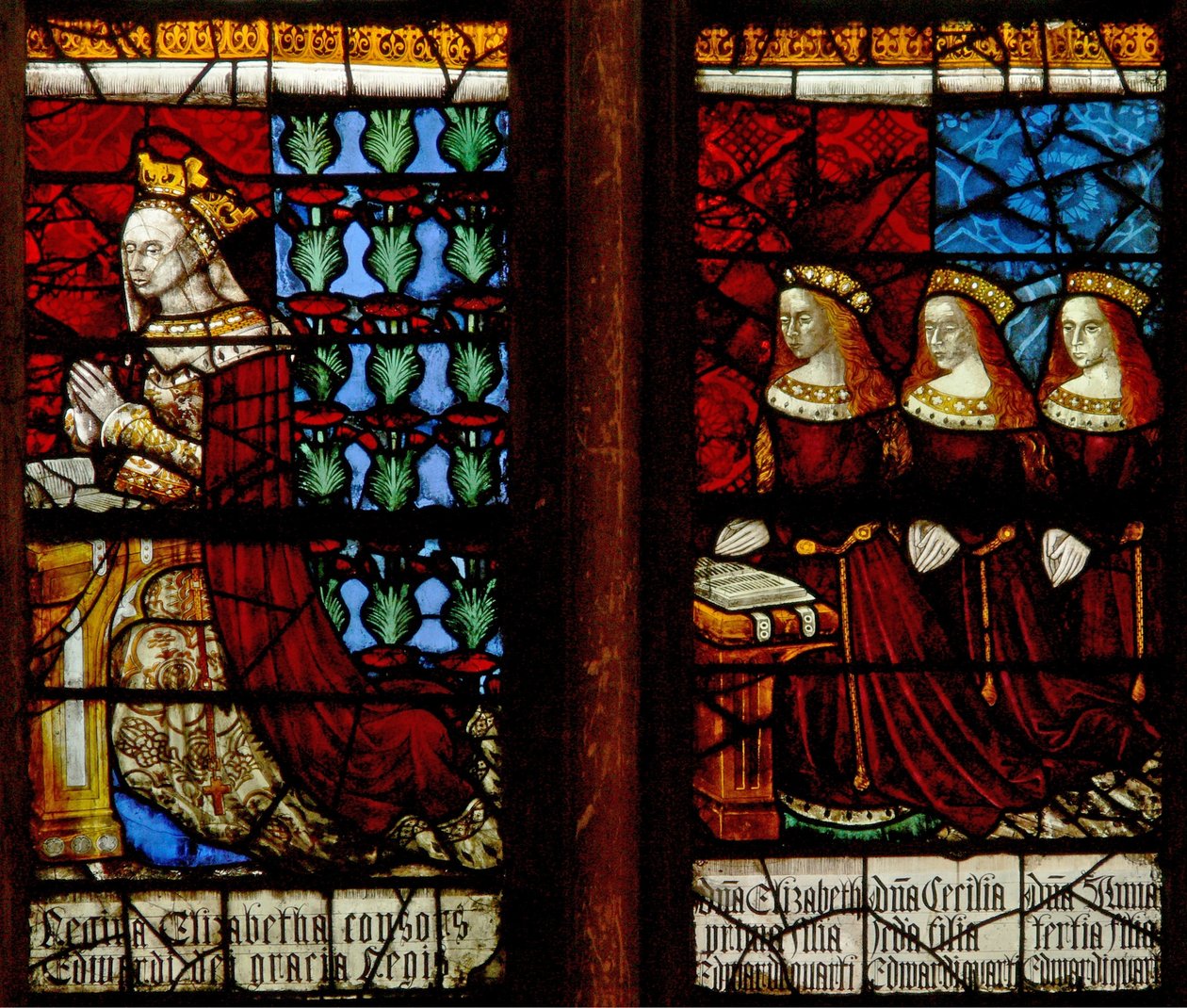 Janela N-28 representando a Rainha Elizabeth Woodville com filhas anne, Catherine e Bridget de English School