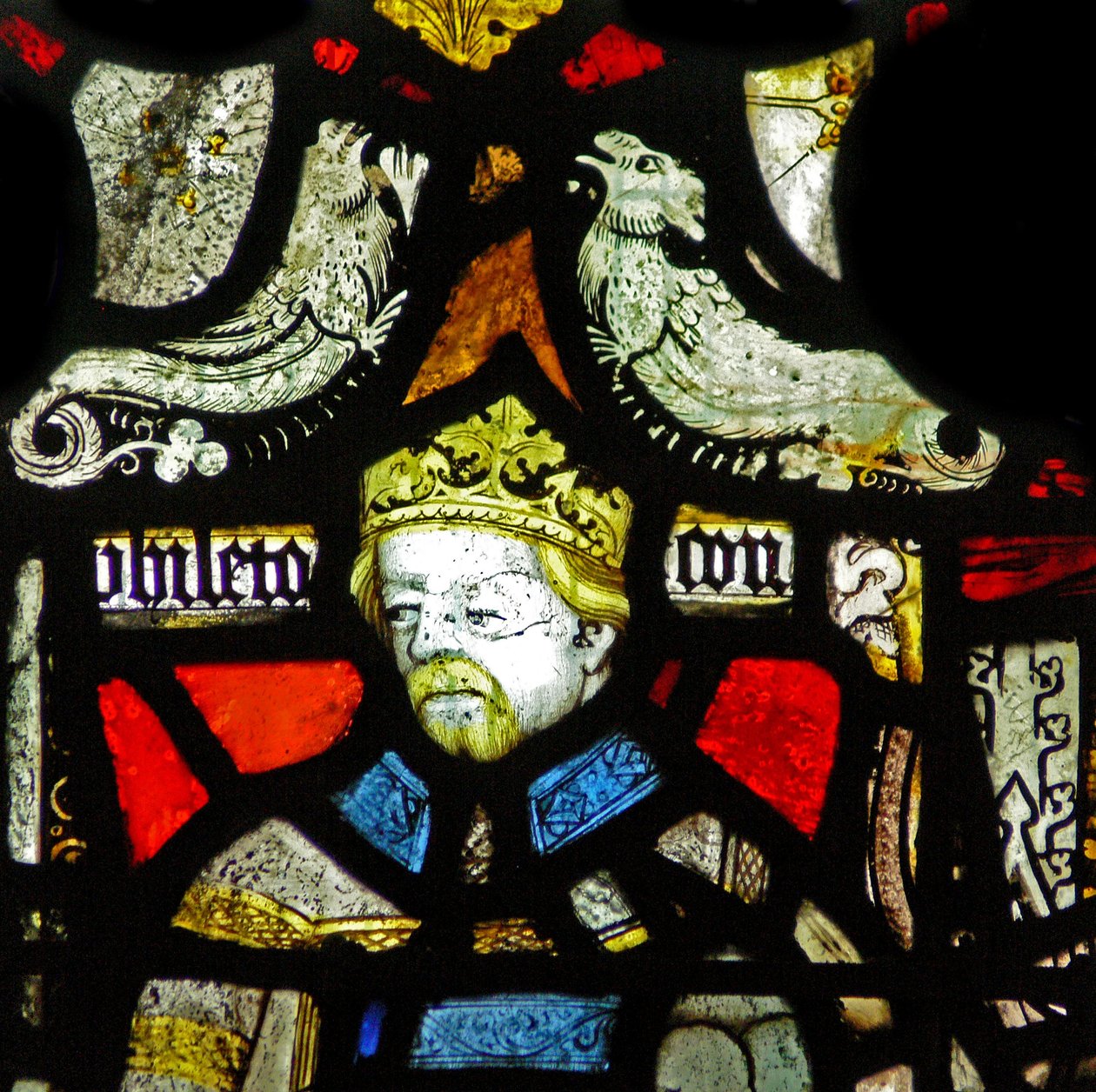 Window SaE, representando uma figura composta de um rei e um arcebispo; grotescos de English School