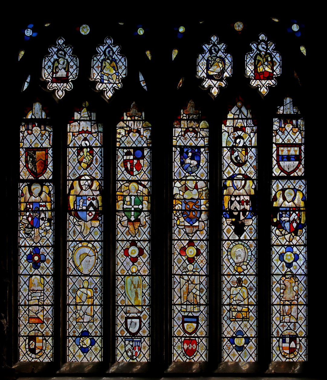 Janela St Nectan Chapel Sw retratando anjos com escudos de armas; redefinir anjos, cabeças e rodelas. os quatro símbolos dos evangelistas de English School