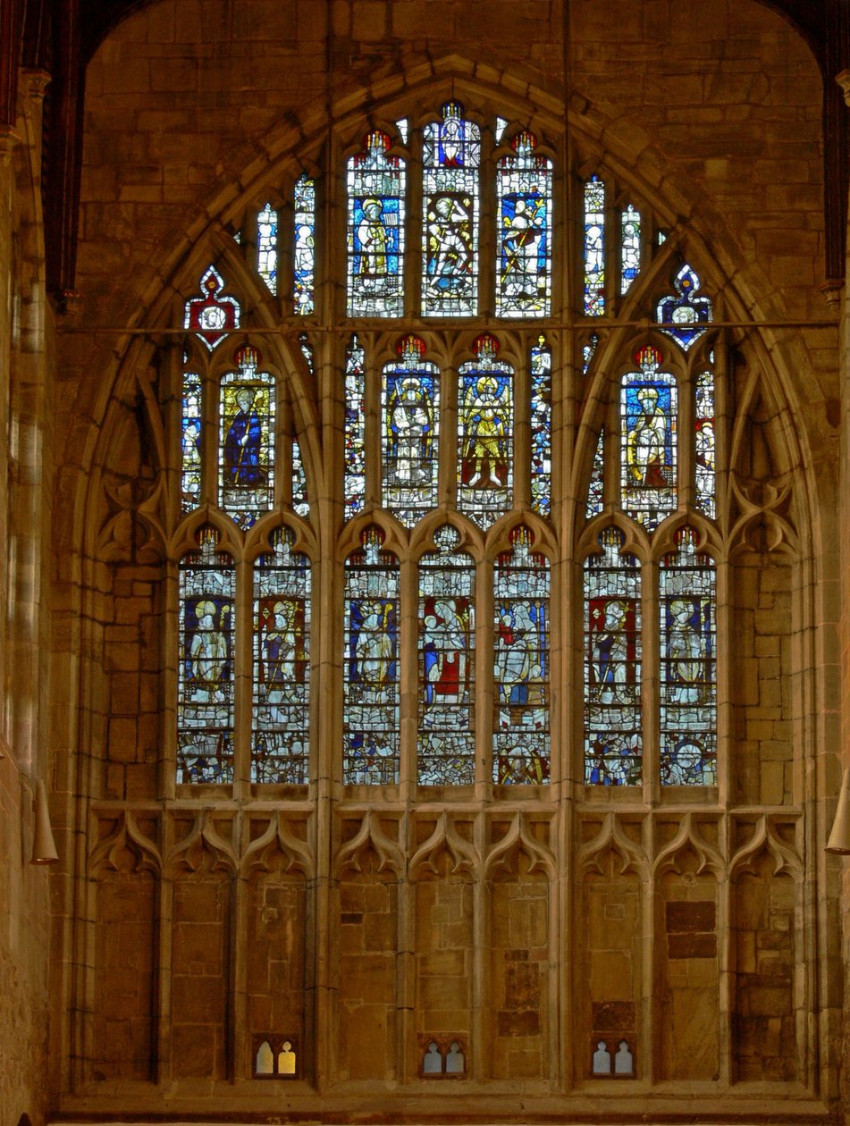 Janela retratando uma vista da fachada oeste da igreja com figuras restauradas de santos e membros da hierarquia angélica de English School