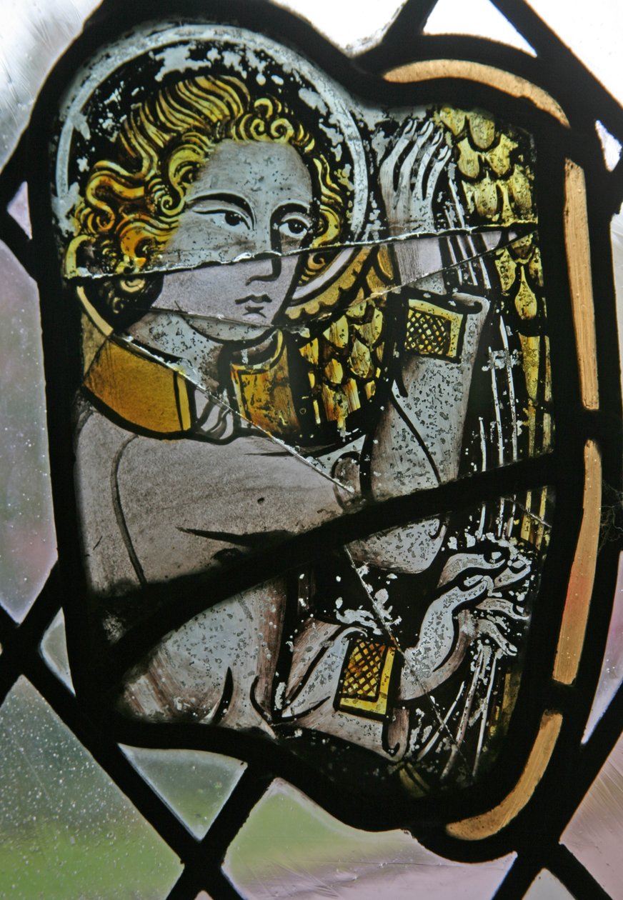 Window in th Cloisters representando um anjo músico com uma harpa de English School