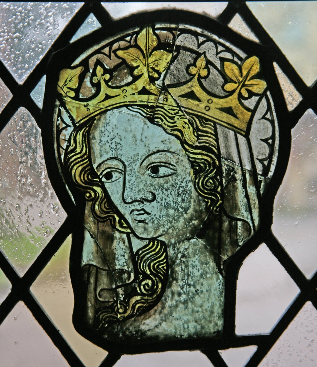 Janela no Claustro representando uma cabeça feminina (sainted e coroado) de English School