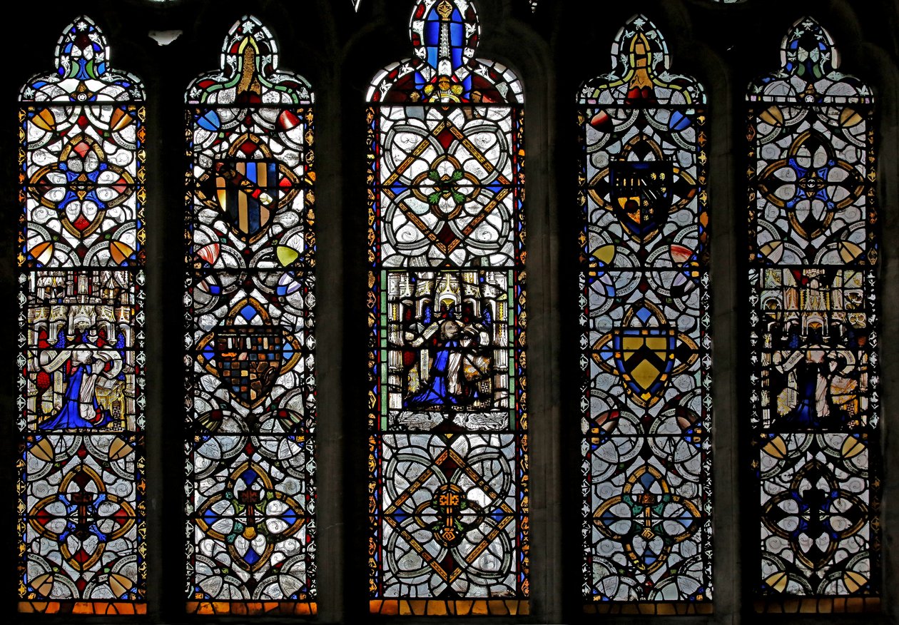 Janela n4 retratando grisaille, St Peter emblema, figuras, escudos de English School