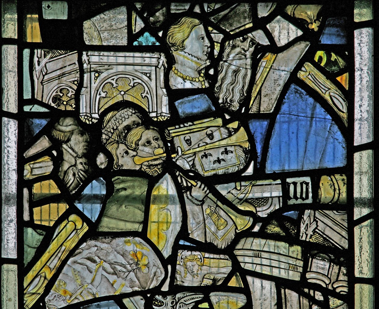 Os detalhes da janela s3 incluem trompetistas, fragmentos de uma cena da Crucificação, cabeças e detalhes arquitetônicos de English School