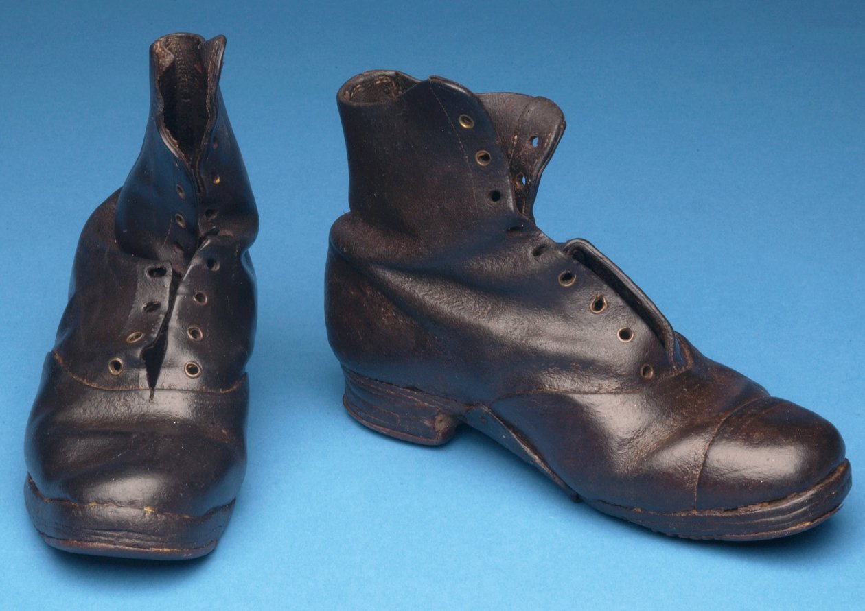 Botas de trabalho, c.1900 (couro) de English School