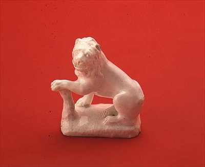 Arco figura branca de um leão, sentado olhando para a esquerda, c.1750 (cerâmica) de English School English School