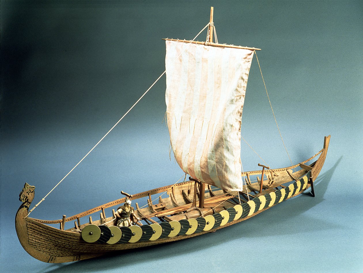 Modelo de um navio Viking encontrado em Gokstad, Noruega em 1880 (madeira) de English School English School
