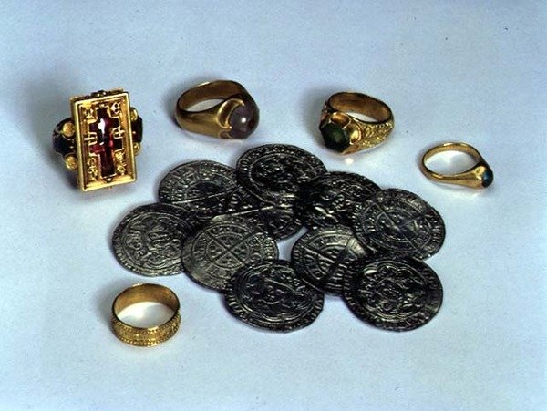 Anéis do Thame Hoard e dez grumos de prata encontrados no rio Thame, data terminal 1457 de English School English School
