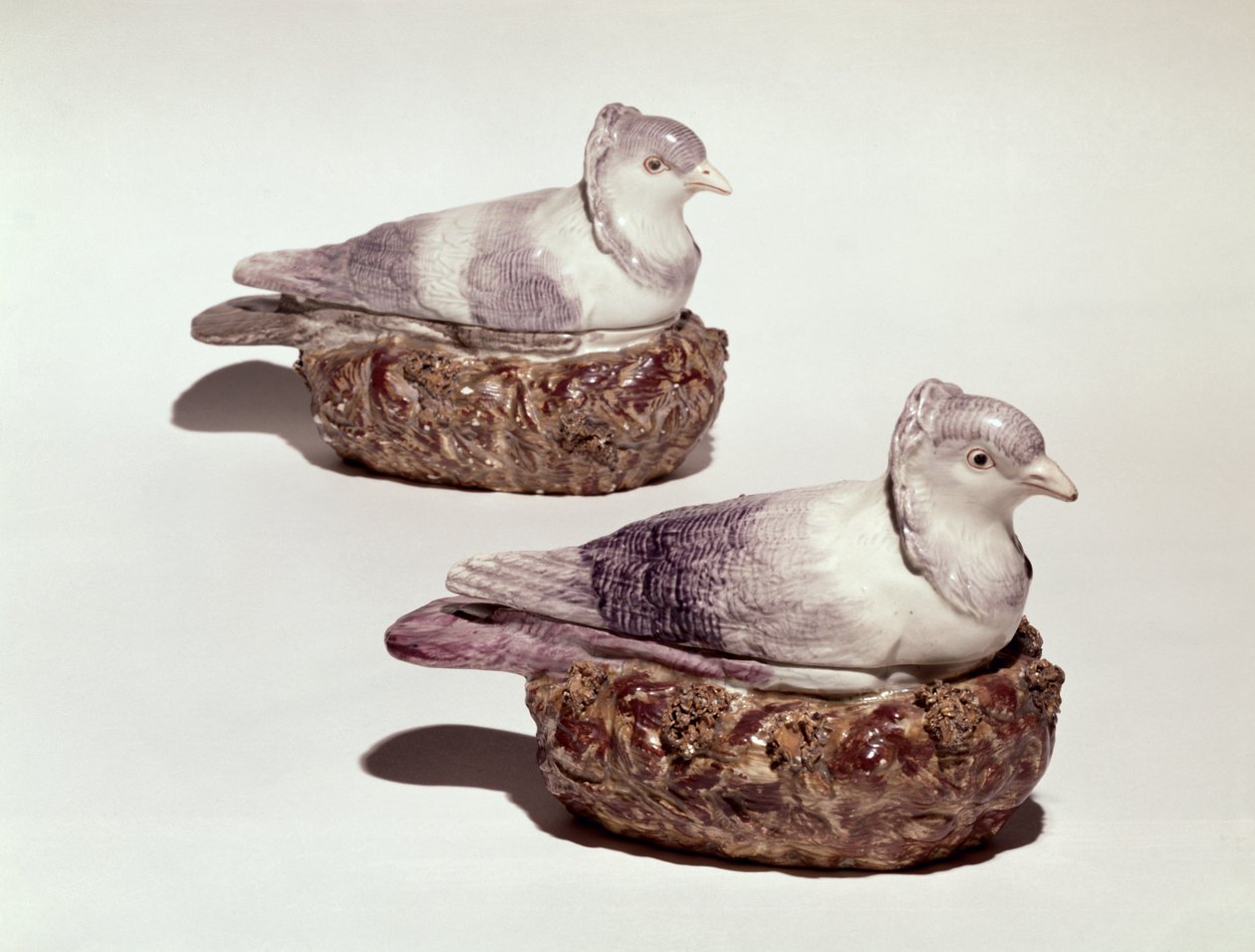 Par de terrinas de cerâmica de Staffordshire sob a forma de pombos, c.1790 (cerâmica) de Enoch Wood