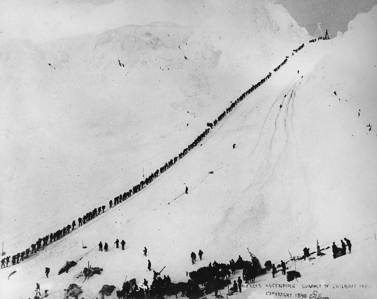 Empacotadores a subir o cume do Passo Chilkoot, de 