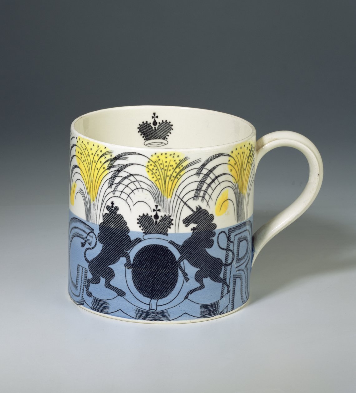 Caneca de Coroação Rei George VI, fabricada por Josiah Wedgwood & Sons, 1937 (louça de barro com padrão impresso e pintado) de Eric Ravilious