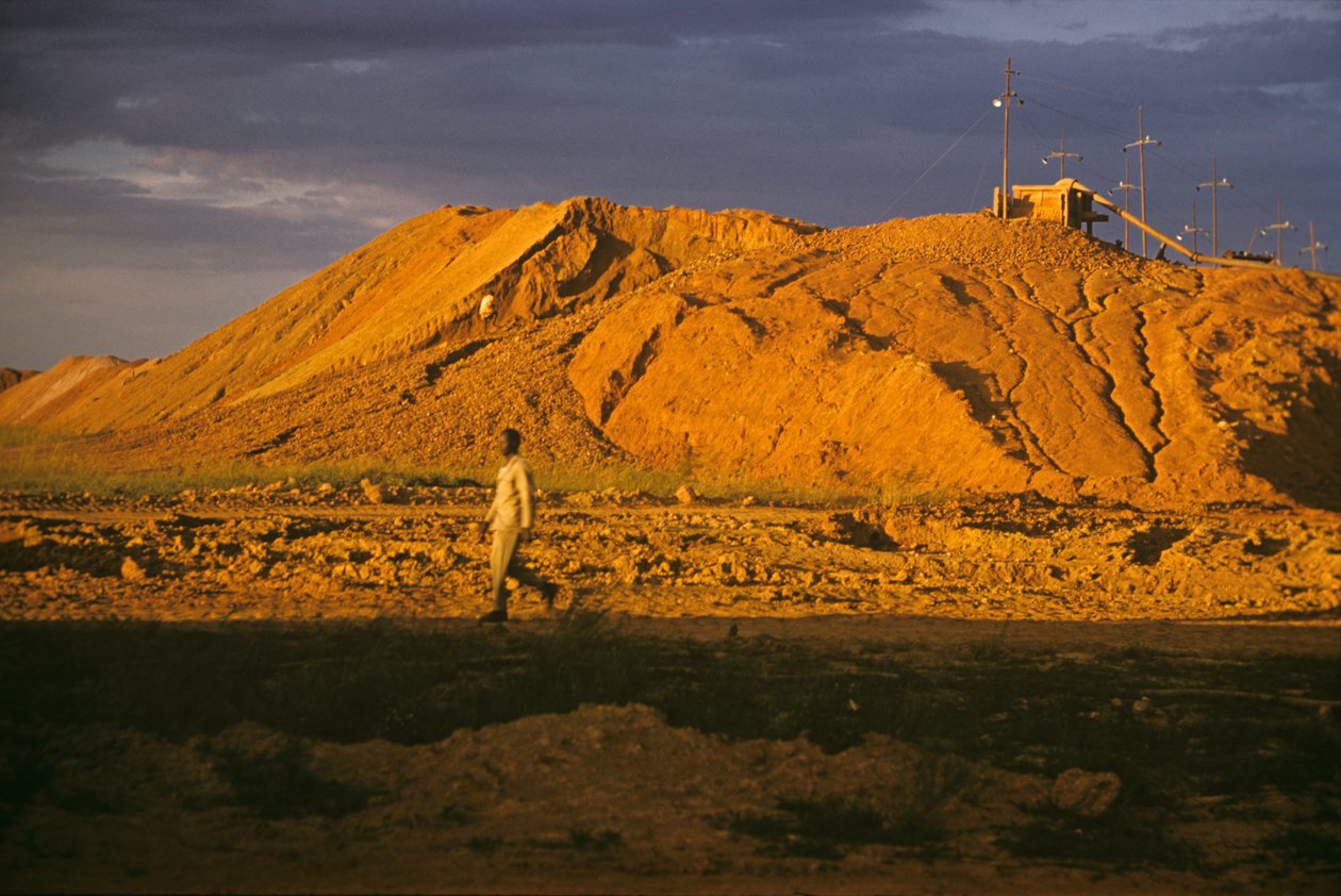 Mina de estanho no planalto de Jos, Nigéria, África de Erich Lessing
